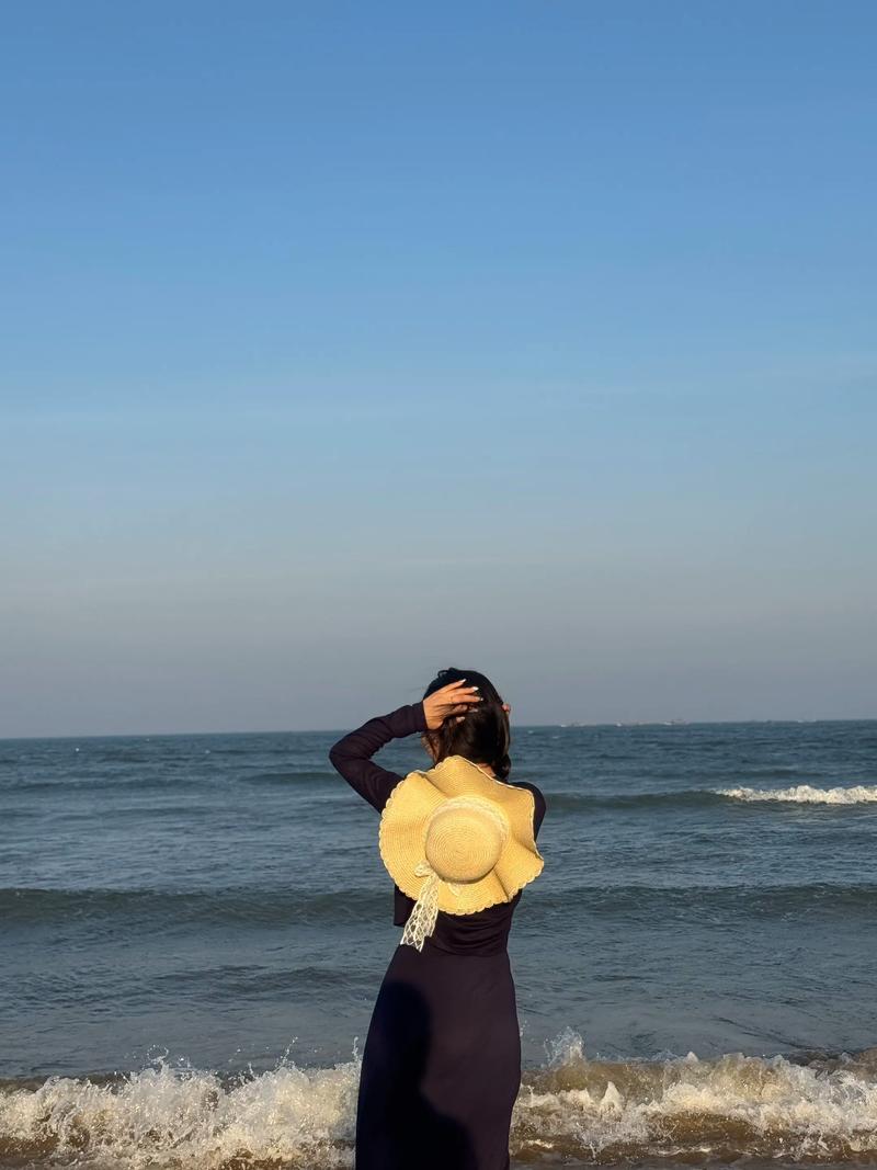 有一句歌词是还是不够勇气把你的手握紧,这首歌是谁唱的?叫什么名字?