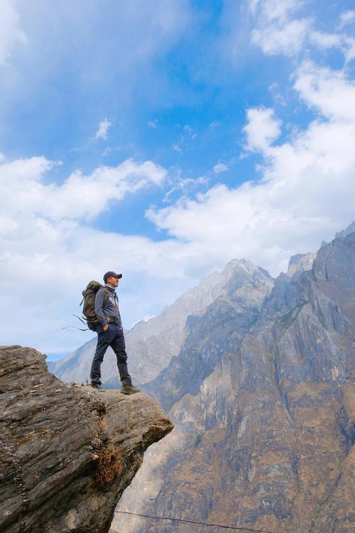 一个人去拉萨玩跟团好还是自由行好