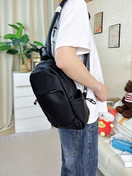 一个人背包走在路上的背影图片代表什么