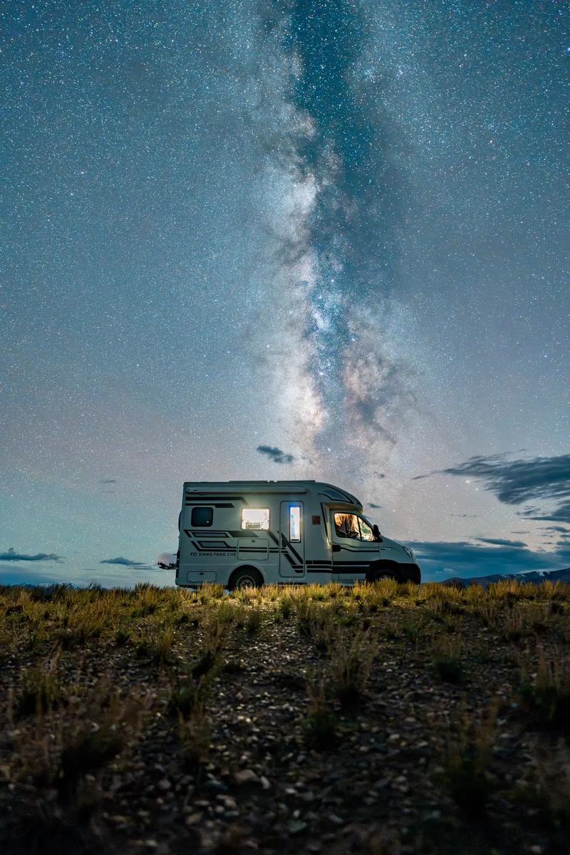 行走的小房车小伙子是谁