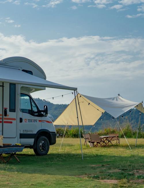 行走的小房车小伙子是谁